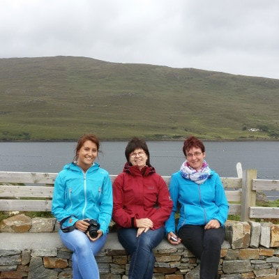 Bäuerinnen auf einer Bank in Irland