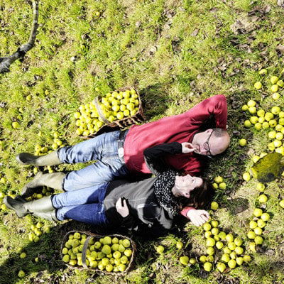 Mann und Frau liegen in der Obstwiese