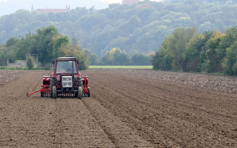 Traktor auf dem Acker