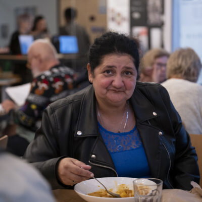 Frau beim Essen