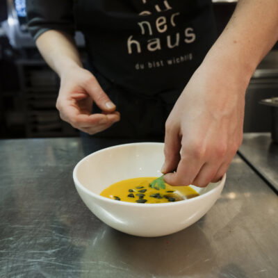 Suppenschüssel mit orangem Inhalt