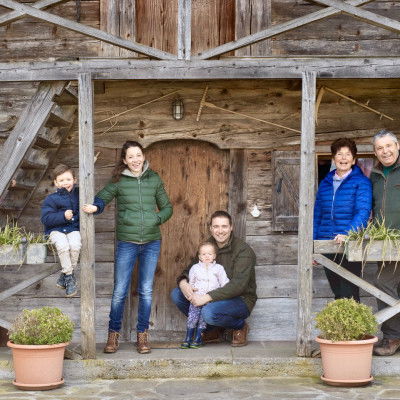 Familie vor Eingangstür Attwengerhof