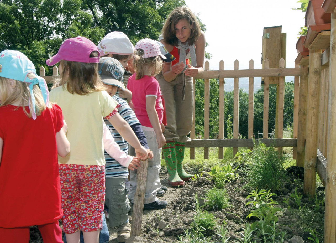 Kinder und Betreuerin im Garten Landgut Cobenzl