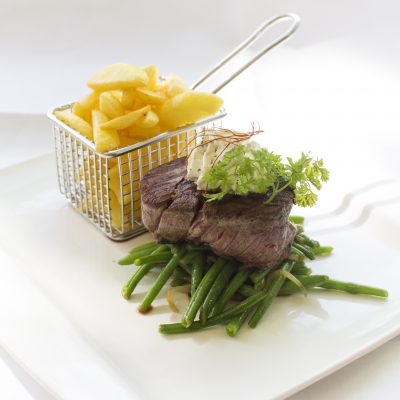 Filetsteak auf Speckfisolen mit Kräuterbutter und Steakhouse Fries