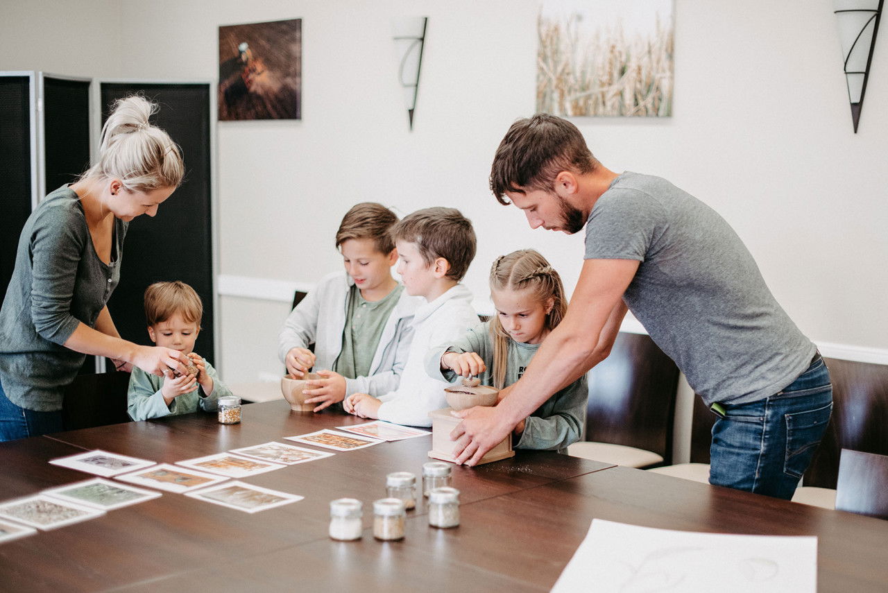 Kinder beim Getreide Workshop