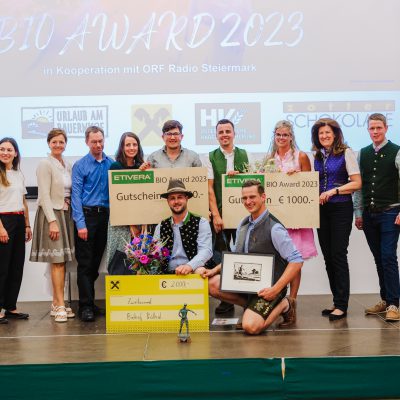 BIO AWARD 2023 Gruppenbild mit allen FinalistInnen und Sponsoren