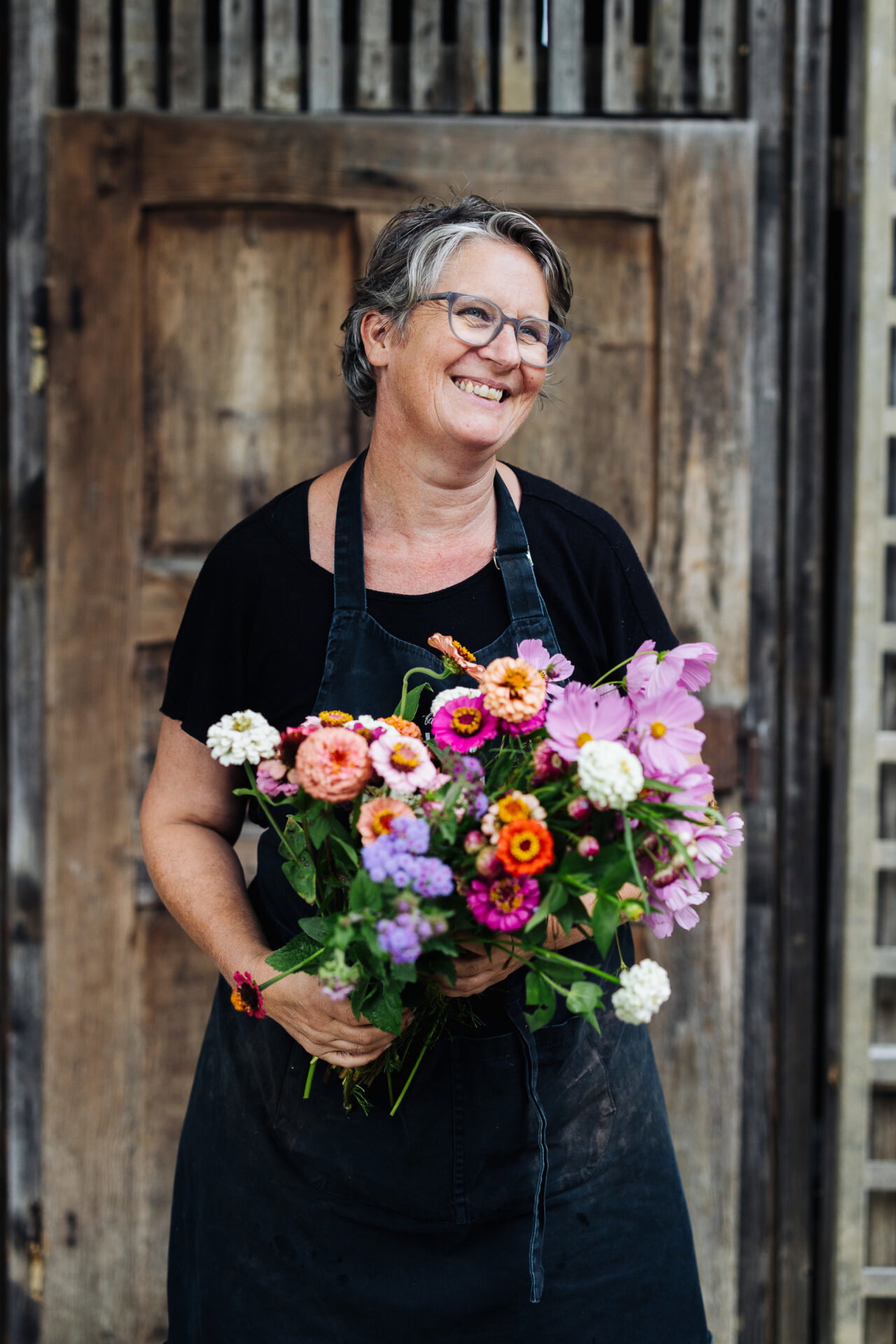 Bäuerin mit Blumenstrauß