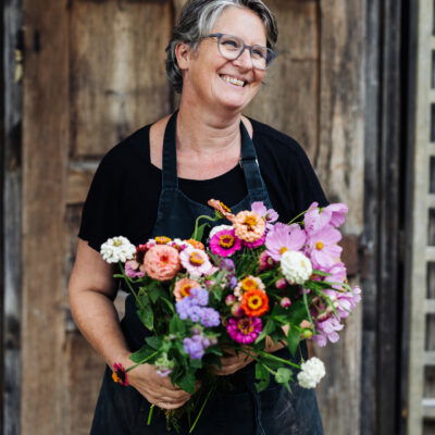 Bäuerin mit Blumenstrauß