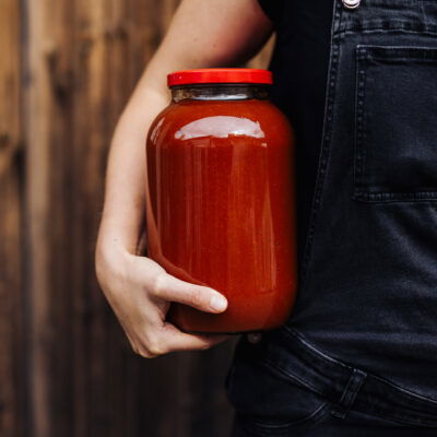 Glas mit Tomatensauce