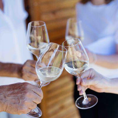 Weingläser mit Getränk