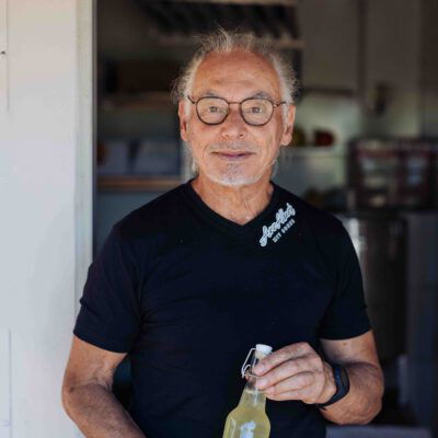 Biobauer mit Flasche mit Dombucha