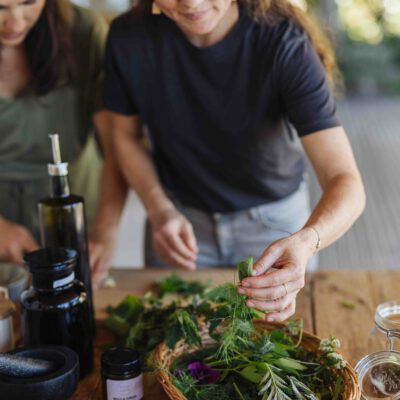 Korb mit Wildkräutern