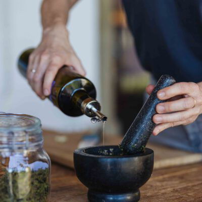 Mörser, Öl und Kräuter