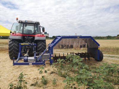 Traktor am Feld beim Düngen