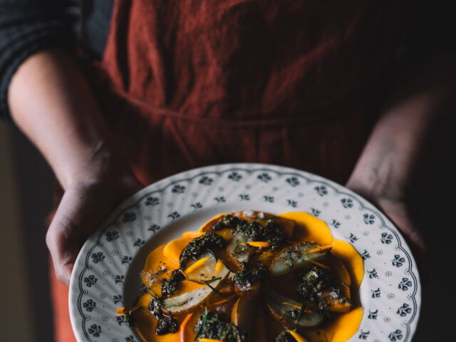 Teller mit Kürbisgericht