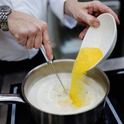 Polenta wird gekocht