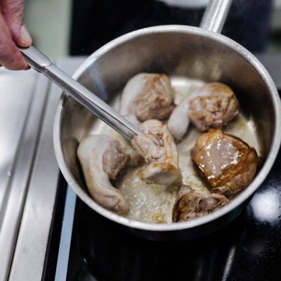 Lammfleisch wird angebraten