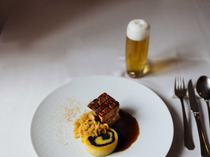 Teller mit Bio-Schweinebraten
