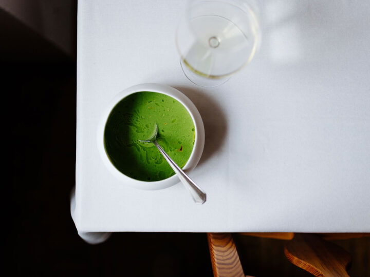 Teller mit Vogerlsalat-Suppe