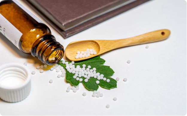 Homöopathische Globuli auf Tisch