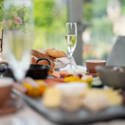 gedeckter Tisch mit Sektglas