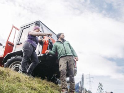 Zwei Personen vor Muli schauen in die Ferne