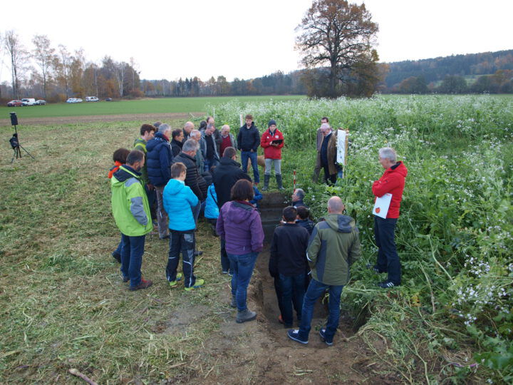 © Bio Ernte Steiermark Menschen bei Kurs am Feld