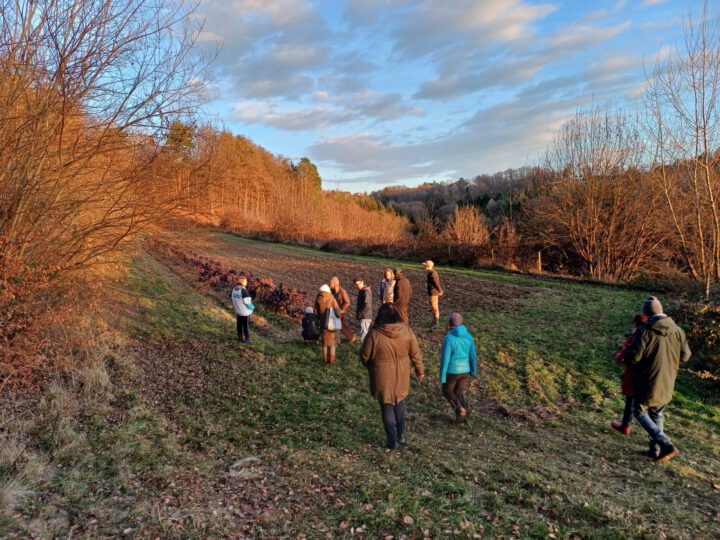 Kursteilnehmer auf Feld