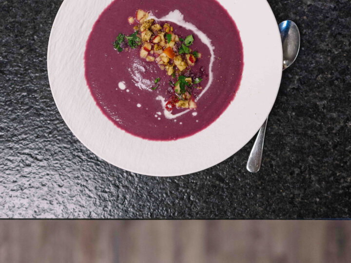 Teller mit Bio-Rotkrautsuppe