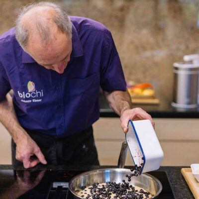 © Slow Food Österreich/ Butter & Salt Bio-Heidelbeer Kaiserschmarrn in Pfanne