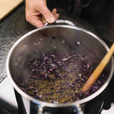 © Slow Food Österreich/ Butter & Salt Topf mit Bio-Rotkraut