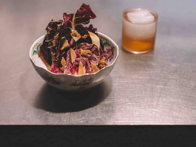 Teller mit Radicchio mit brauner Butter