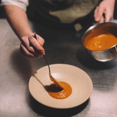 Teller mit oranger Paprikasauce