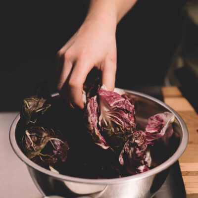 Schüssel mit Bittersalat