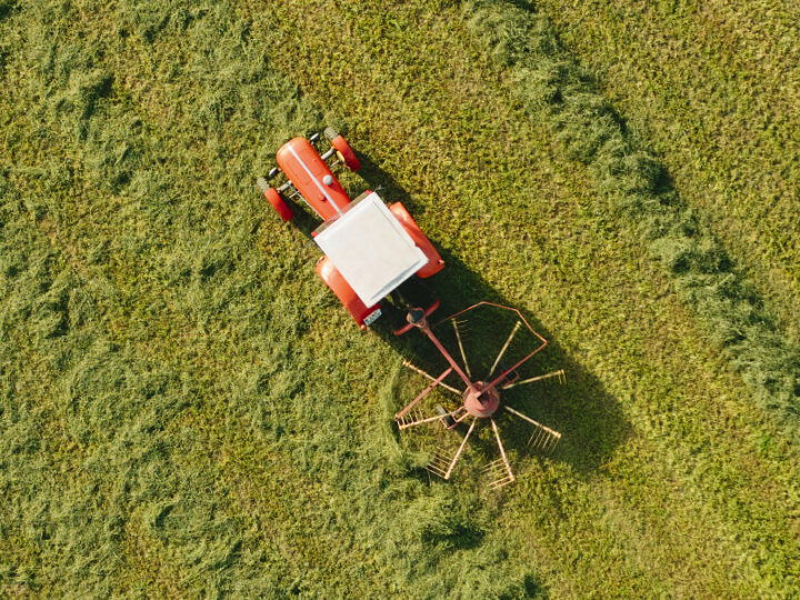 © Bio Ernte Steiermark/Königshofer Traktor auf Feld