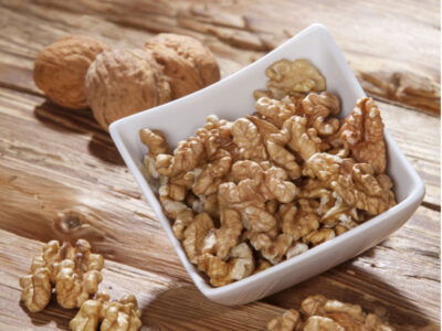 Schale mit Walnüssen