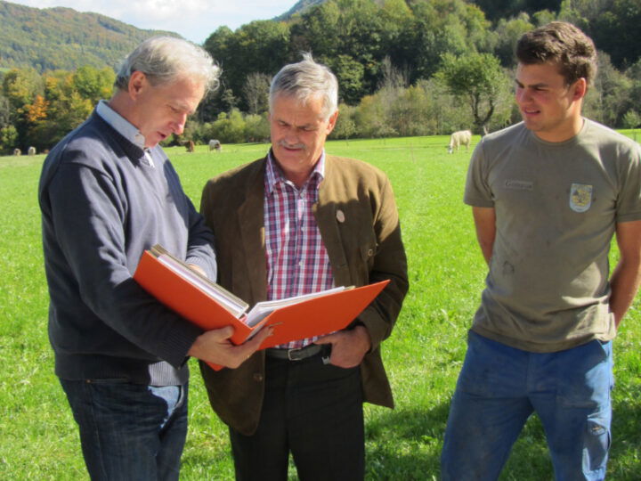 Kontrollor mit Biobauern