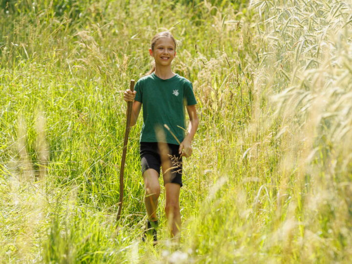 © Linshalm Kind beim Wandern im Vulkanland