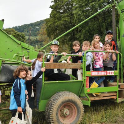Kinder auf Erntegerät bei Bio-Kartoffelfest Graz