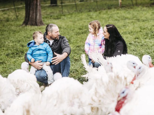 © Frederick Sams Familie mit Puten im Vordergrund