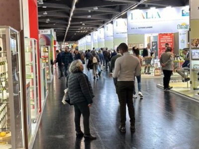 Menschen auf der Messe BIOFACH