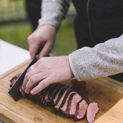 © Slowfood Österreich/Mara Hohla Fleisch wird auf Brett geschnitten