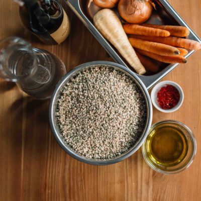 Zutaten für Bio-Rezept auf Tischplatte