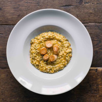 Teller mit Safran-Pilz-Risotto