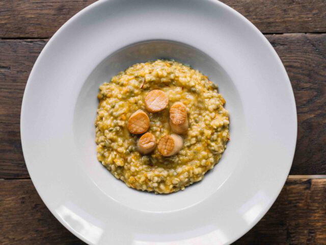 Teller mit Safran-Pilz-Risotto