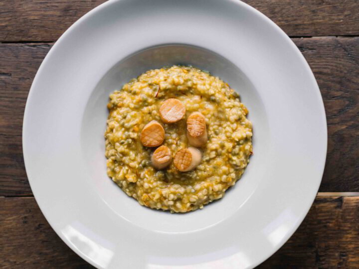 Teller mit Safran-Pilz-Risotto