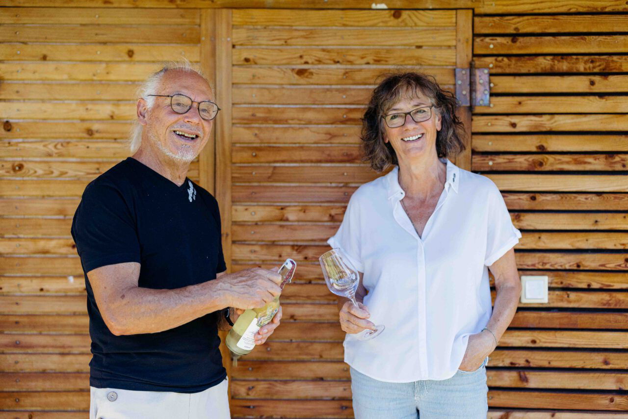 Bäuerin und Bauer vor Holzwand