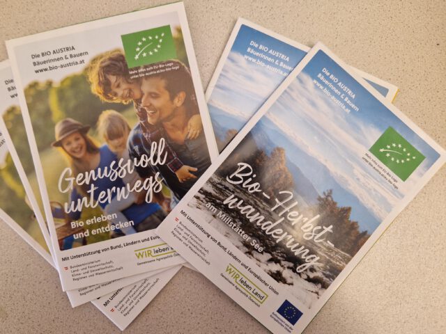 zwei Wanderkarten aus Kärnten liegen verteilt auf einer Oberfläche, sie haben Genuss und Wanderungen zum Thema