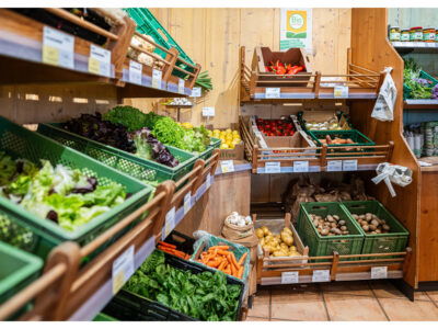 Der Biobauernmarkt Aglassing in St. Georgen bei Oberndorf in Salzburg wird von zwei Familien betrieben: Eisl Manfred und Heidi, Esserbauer, St. Georgen und Sohn Markus; Spitzauer Hans und Inge und Sohn Anton, Schusterbauer in St. Georgen;