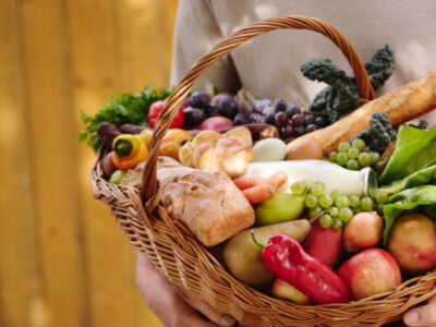 Einkaufskorb mit Bio-Produkten auf Biofest